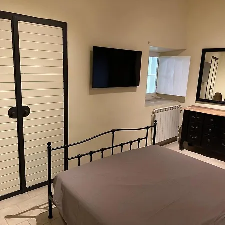 Between Past, Art, Music דירה