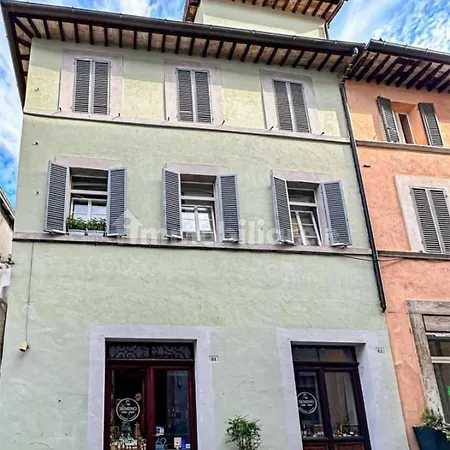 דירה Between Past, Art, Music