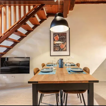 דירה Between Past, Art, Music