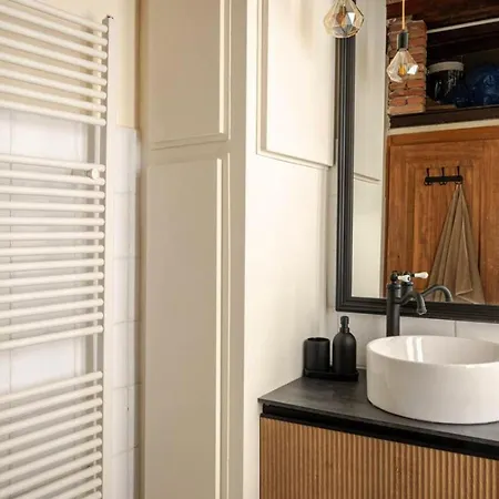 דירה Between Past, Art, Music